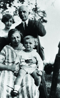 With his second wife Ditta, their son Péter and Elza Bartók, his sister, 1926