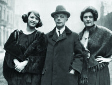 With violinists Jelly (left) and Adila (right) d'Arányi in London, 1923 (Photo: Sidney J. Loeb)