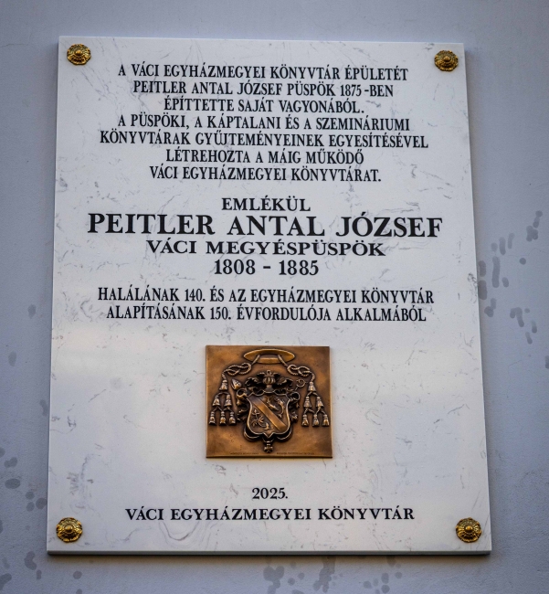 konyvtarkonyvekemberek 01 emlektabla